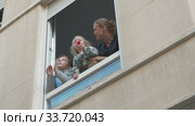 Time to look outside and cheer up health workers during coronavirus quarantine. Стоковое видео, видеограф Данил Руденко / Фотобанк Лори