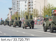 Российские бронеавтомобили «Тигр-М» АБШ 233116 с противотанковым ракетным комплексом «Корнет-Д» и «Тайфуненок» КамАЗ-53949 с экипажем едет после парада в честь Дня Победы по Новому Арбату в Москве (2018 год). Редакционное фото, фотограф Малышев Андрей / Фотобанк Лори