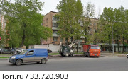 Москва, 10 мая 2020г. Ремонтные работы и городской транспорт на городской улице. Редакционное видео, видеограф Мила Демидова / Фотобанк Лори