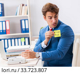 Office prank with kick me message on sticky note. Стоковое фото, фотограф Elnur / Фотобанк Лори