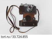 Советский фотоаппарат "Зоркий-С" в кожаном футляре (2019 год). Редакционное фото, фотограф Елена Орлова / Фотобанк Лори