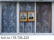 Россияне ставят портреты родственников, участников Великой Отечественной война в окна домов, в городе Волоколамск Московской области в рамках акции "Бессмертный полк" в день 75-й годовщины Победы в Великой Отечественной войне, в период самоизоляции и эпидемии коронавируса COVID-19 в России (2020 год). Редакционное фото, фотограф Николай Винокуров / Фотобанк Лори