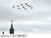 Тактическое крыло в составе группы истребителей Су-30СМ и Су-35С , и бомбардировщиков СУ-34 во время парада, посвященного 75-летию Победы в Великой Отечественной войне, пролетают в небе над Красной площадью (2020 год). Редакционное фото, фотограф Free Wind / Фотобанк Лори