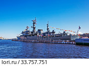 Военный учебный корабль «Перекоп» (проект 887) у набережной лейтенанта Шмидта. Празднование Дня Победы - 9 мая 2020. Санкт-Петербург. Редакционное фото, фотограф Сергей Афанасьев / Фотобанк Лори