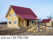 Деревянный дом с красной крышей. Стоковое фото, фотограф Александр Романов / Фотобанк Лори