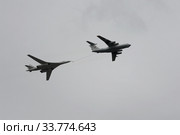 Имитация дозаправки в воздухе самолетов Ил-78 и Ту-160 во время воздушного парада в Москве, посвященного 75-ой годовщине Победы в Великой Отечественной войне (2020 год). Редакционное фото, фотограф Free Wind / Фотобанк Лори