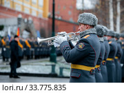 Москва, Россия - 04 декабря 2019: Военный образцовый оркестр Почетного караула на торжественном мероприятии у Могилы Неизвестного Солдата в Александровском саду у Кремлевской стены (2017 год). Редакционное фото, фотограф Мария Москвицова / Фотобанк Лори