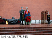 Москва, Россия - 04 декабря 2019: Солдаты роты почетного караула 154-го отдельного комендантского Преображенского полка возлагают венки к Могиле Неизвестного Солдата в Александровском саду у Кремлевской стены. Редакционное фото, фотограф Мария Москвицова / Фотобанк Лори