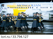 Москва, Россия - 04 декабря 2019: Торжественный марш Военного Образцового оркестра Почетного караула в аэропорту Внуково во время ритуала проводов официальной делегации во главе с премьер-министром Монголии Ухнаагийн Хурэлсухом во время его официального визита в Российскую Федерацию. Редакционное фото, фотограф Мария Москвицова / Фотобанк Лори