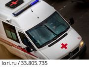 Вид сверху на автомобиль экстренной службы скорой помощи, который приехал на вызов к пациенту в спальном районе города Москвы, Россия (2020 год). Редакционное фото, фотограф Николай Винокуров / Фотобанк Лори