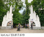 Парк культуры и отдыха имени К. Хетагурова на проспекте Мира летом. Владикавказ. Республика Северная Осетия — Алания (2019 год). Редакционное фото, фотограф Овчинникова Ирина / Фотобанк Лори
