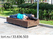 Homeless people sleeping on the wooden bench (2019 год). Редакционное фото, фотограф FotograFF / Фотобанк Лори