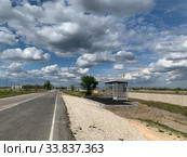 Новая автобусная остановка в степной части Крыма Нижнегорского района село Стрепетово (2020 год). Стоковое фото, фотограф Кузнецов Максим / Фотобанк Лори