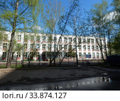 Трёхэтажное здание, построенное в 1969 году. Школа № 1352 (бывшая школа № 766). Байкальская улица, 44. Район Гольяново. Город Москва (2020 год). Стоковое фото, фотограф lana1501 / Фотобанк Лори