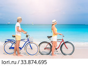 happy family riding bicycles on the beach. Стоковое фото, фотограф Дмитрий Травников / Фотобанк Лори
