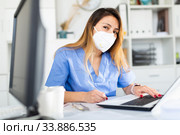 Practicioner peruvian woman in medical mask is working. Стоковое фото, фотограф Яков Филимонов / Фотобанк Лори