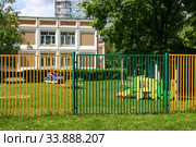 Детский сад. Пустая игровая площадка. Москва, Кировоградская улица, 5а. Пандемия коронавируса COVID-19, май 2020 год. Стоковое фото, фотограф Щеголева Ольга / Фотобанк Лори