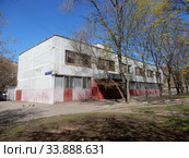 Двухэтажное здание, построенное в 1981 году. Бывший участковый пункт полиции. Уссурийская улица, 1, корпус 6. Район Гольяново. Город Москва (2020 год). Стоковое фото, фотограф lana1501 / Фотобанк Лори