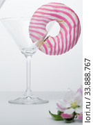 A flower in a glass close-up for a screensaver. In the background is a donut glass. And next to it is a pink flower. Стоковое фото, фотограф Evgeny Miller / Фотобанк Лори