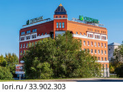 Barnaul, Russia - September, 22, 2019: Office building of Sberbank, Komsomolsky prospect. Редакционное фото, фотограф Вадим Орлов / Фотобанк Лори