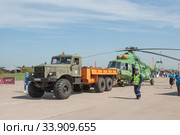 Транспортировка тягачом КрАЗ-255Б российского военного транспортного модернизированного вертолёта Миль Ми-17В5 Hip в цифровом камуфляже на Международном авиасалоне МАКС-2019 в Жуковском, Россия. Редакционное фото, фотограф Малышев Андрей / Фотобанк Лори