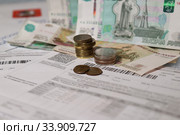 деньги, бумажные деньги и манеты счет- квитанция. Коммунальные платежи. Стоковое фото, фотограф Кузнецов Максим / Фотобанк Лори
