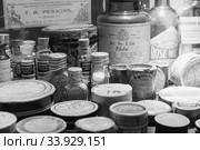 Old pill bottles in The Old Operating Theatre Museum and Herb Garret (2017 год). Редакционное фото, фотограф Nataliia Zhekova / Фотобанк Лори