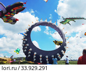Tryhutty, Nikolaev, Ukraine - MAY 21, 2017: Tryhutty International Kite Festival. Стоковое фото, фотограф Nataliia Zhekova / Фотобанк Лори