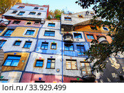 Hundertwasser house in Vienna, Austria. The Hundertwasserhaus apartment block has colorful facade, undulating floors, a roof covered with earth and grass, and large trees growing from inside (2019 год). Стоковое фото, фотограф Nataliia Zhekova / Фотобанк Лори