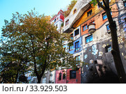 Hundertwasser house in Vienna, Austria. The Hundertwasserhaus apartment block has colorful facade, undulating floors, a roof covered with earth and grass, and large trees growing from inside (2019 год). Стоковое фото, фотограф Nataliia Zhekova / Фотобанк Лори
