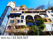 Hundertwasser house in Vienna, Austria. The Hundertwasserhaus apartment block has colorful facade, undulating floors, a roof covered with earth and grass, and large trees growing from inside (2019 год). Стоковое фото, фотограф Nataliia Zhekova / Фотобанк Лори