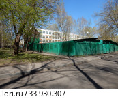 Автостоянка во дворе жилых домов на Щелковском шоссе. Район Гольяново. Город Москва (2020 год). Стоковое фото, фотограф lana1501 / Фотобанк Лори