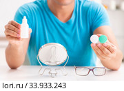 Man trying contact lenses at home. Стоковое фото, фотограф Elnur / Фотобанк Лори