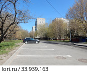 Автостоянка во дворе жилых домов Уссурийской улице. Район Гольяново. Город Москва (2020 год). Стоковое фото, фотограф lana1501 / Фотобанк Лори