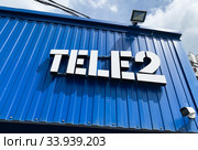 Надпись "Tele2" на здании крупным планом (2020 год). Редакционное фото, фотограф E. O. / Фотобанк Лори