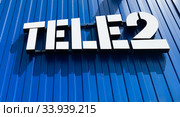 Логотип "Tele2" на синем фоне (крупный план) (2020 год). Редакционное фото, фотограф E. O. / Фотобанк Лори