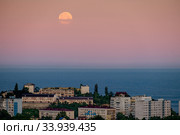 Краснодарский край, Туапсе, астрономическое явление "клубничная луна" над городом. Стоковое фото, фотограф glokaya_kuzdra / Фотобанк Лори