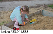 Little girl playing with toy cars in sandbox. Редакционное видео, видеограф Сергей Старуш / Фотобанк Лори