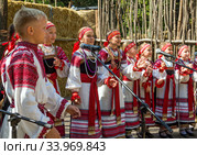 Дети поют народные песни в национальных костюмах (2019 год). Редакционное фото, фотограф Вячеслав Палес / Фотобанк Лори