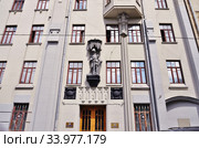 Москва, Гусятников переулок дом 11 (Дом с Рыцарем) в Басманном районе ЦАО (2019 год). Стоковое фото, фотограф Вера Смолянинова / Фотобанк Лори