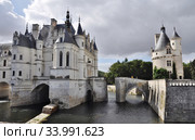 Замок Шенонсо (Château de Chenonceau) и древняя башня семьи де Марк рядом. Департамент Эндр и Луара. Франция (2019 год) Редакционное фото, фотограф Вера Смолянинова / Фотобанк Лори