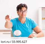 Man trying contact lenses at home. Стоковое фото, фотограф Elnur / Фотобанк Лори