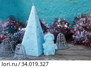 candles in the shape of a pyramid and snowman. Стоковое фото, фотограф Nataliia Zhekova / Фотобанк Лори