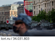 Танковая техника периода Великой Отечественной войны ждут начала репетиции военного парада в ознаменование 75-летия Победы в Великой Отечественной войне 1941-1945 годов на Тверской улице города Москвы, Россия (2020 год). Редакционное фото, фотограф Николай Винокуров / Фотобанк Лори