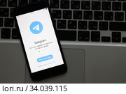 Смартфон лежит на клавиатуре ноутбука на экране которого светится приложение telegram 18 June 2020. Редакционное фото, фотограф Кузнецов Максим / Фотобанк Лори