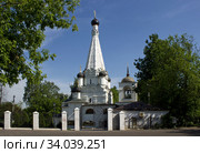 Церковь Покрова Пресвятой Богородицы в Медведкове. Москва (2020 год). Редакционное фото, фотограф Елена Орлова / Фотобанк Лори