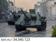 Самоходные артиллерийские установки СУ-100 периода Великой Отечественной войны ждут начала репетиции военного парада в ознаменование 75-летия Победы в Великой Отечественной войне 1941-1945 годов на Тверской улице города Москвы, Россия (2020 год). Редакционное фото, фотограф Николай Винокуров / Фотобанк Лори