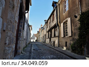 Весёлая улица - типичная старинная улочка провинциального города Буржа. Rue Joyeuse. Bourges, France (2017 год). Стоковое фото, фотограф Вера Смолянинова / Фотобанк Лори