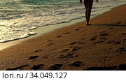 Slow motion feet walking in morning on beaches sea sand. Стоковое видео, видеограф Gennadiy Poznyakov / Фотобанк Лори