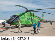 Транспортировка нового российского военного транспортного вертолёта Миль Ми-38Т в цифровом камуфляже на Международном авиасалоне МАКС-2019 в Жуковском, Россия. Редакционное фото, фотограф Малышев Андрей / Фотобанк Лори